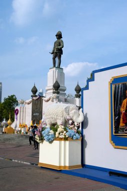 Kral Rama VI Anıtı yer Lumpini park Bangkok, Tayland ön tarafta.