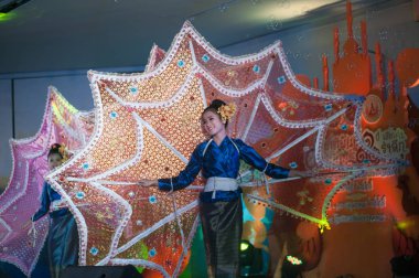 Phayao, Tayland-Mayıs 9,2015: Tanımlanamayan Tai Lue azınlık kadın dansçı gerçekleştirdiği geleneksel klasik Tay Kuzey gösteren Chiangkum, Tayland Festivali'nde şaşırtıcı 8 etnik dans tavus kuşu.