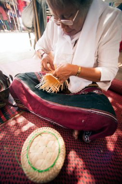 Phayao, Tayland-Mayıs 9,2015: buharda pişmiş jelatinimsi pirinç dokuma geleneği bambu kapsayıcısı 8 etnik şaşırtıcı Festivali gösterilen eliyle yapılan kimliği belirsiz üst düzey Tai Lue azınlık kadın.