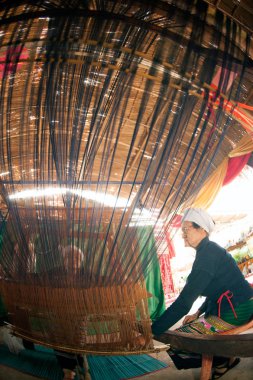 Phayao, Tayland-Mayıs 9,2015: Belirsiz bir üst düzey Tai Lue azınlık kadın olduğunu Tay pamuk Chiangkum, Phayao, Tayland Festivali'nde şaşırtıcı 8 etnik gösteren dokuma yapma yordama göstermektedir.