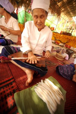 Phayao, Tayland-Mayıs 9,2015: Tanımlanamayan Tai Lue azınlık kadın kıdemli bir iplik geleneksel pamuk ipliği izleri Chiangkum, Phayao, Tayland Festivali'nde şaşırtıcı 8 etnik gösteren eliyle olduğunu.