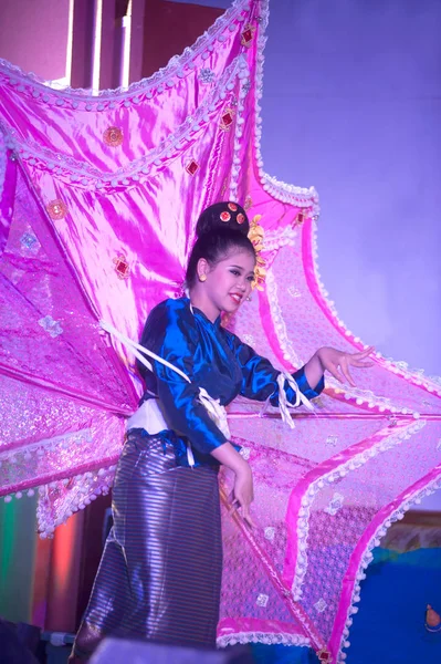 パヤオ 2015 正体不明のタイ ルー少数の女性ダンサーを実行 民族祭 Chiangkum タイの素晴らしい表示を踊る伝統的な古典的なタイ北部孔雀 — ストック写真