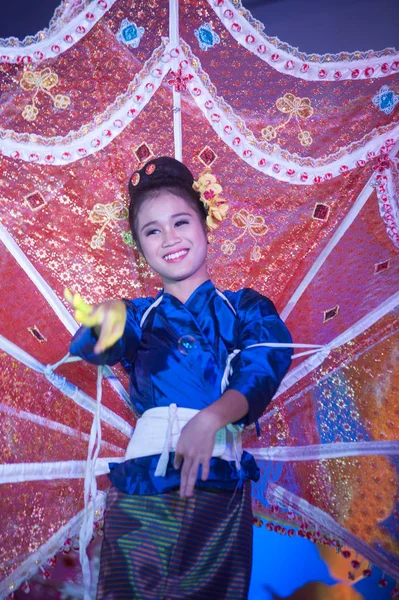 Phayao Thailand May 2015 Неопознанная Танцовщица Меньшинства Тай Исполняет Традиционный — стоковое фото