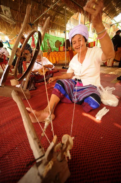 Phayao Thailand May 2015 Неопознанная Пожилая Женщина Меньшинства Тай Представляет — стоковое фото