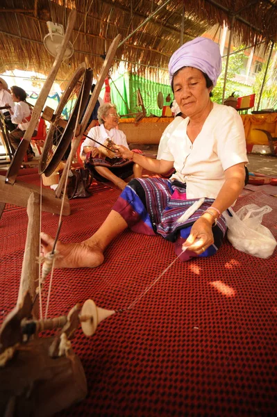 Phayao Thailand May 2015 Неопознанная Пожилая Женщина Меньшинства Тай Представляет — стоковое фото