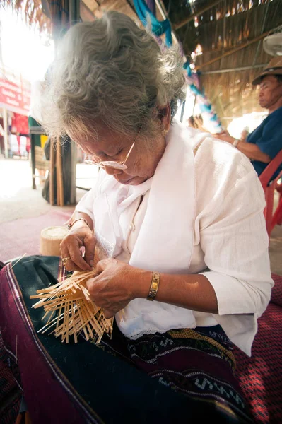 Phayao Tailandia Mayo 2015 Mujer Mayor Identificada Minoría Tai Lue — Foto de Stock