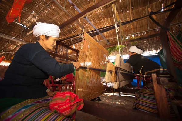 2015 미확인된 Lue 여자는 타이어 Chiangkum 놀라운 직물을 만드는 절차를 — 스톡 사진