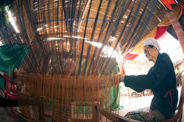 Phayao Thailand May 2015 Неопознанная Пожилая Женщина Меньшинства Тай Демонстрирует — стоковое фото