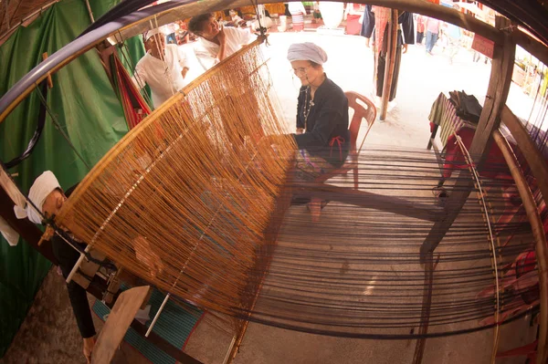 パヤオ 2015 正体不明の上級タイルゥ少数の女性は驚くほどの Chiangkum パヤオまつり 日民族の表示を織りタイ綿を作る手順を説明 — ストック写真