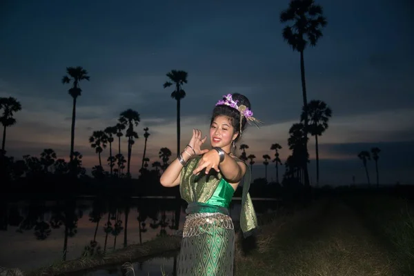 Dama Traje Baile Clásico Tailandés Medio Está Posando Patrón Baile —  Fotos de Stock