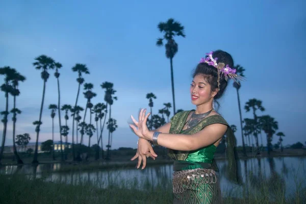 Hölgy Középső Thai Klasszikus Tánc Ruha Pózol Minta Hagyományos Tánc — Stock Fotó