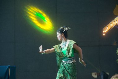 Orta Tayland klasik dans eden takım elbise Bayan platformda geleneksel dans desen gösterilen.