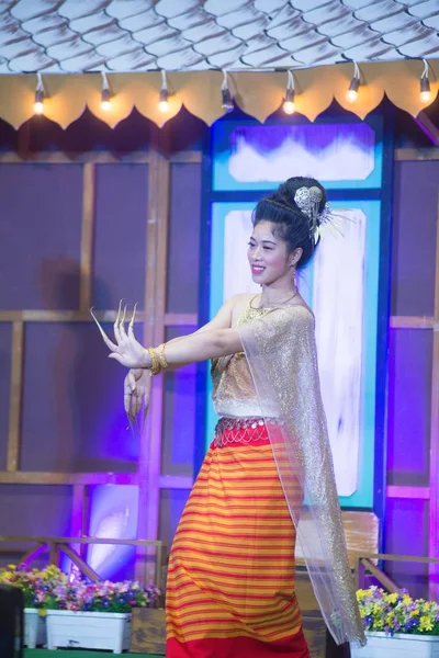 Paní Středním Thajské Klasické Taneční Obleku Nahlížen Tradiční Tance Platformě — Stock fotografie