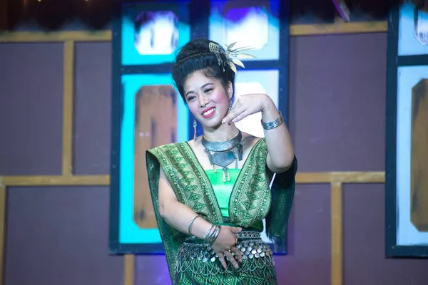 Die Dame Der Mitte Des Klassischen Thai Anzugs Zeigt Das — Stockfoto
