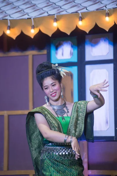 Pani Środku Tajski Klasyczny Garnitur Taniec Pokazuje Wzorzec Tradycyjny Taniec — Zdjęcie stockowe
