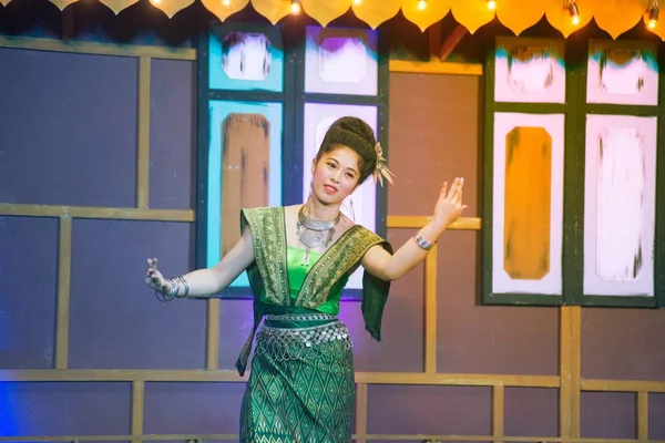 Senhora Meio Tailandês Terno Dança Clássica Está Mostrando Padrão Dança — Fotografia de Stock