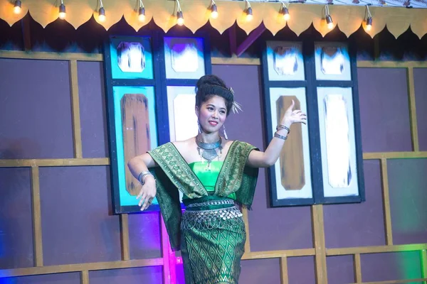 Dama Traje Baile Clásico Tailandés Medio Está Mostrando Patrón Baile —  Fotos de Stock