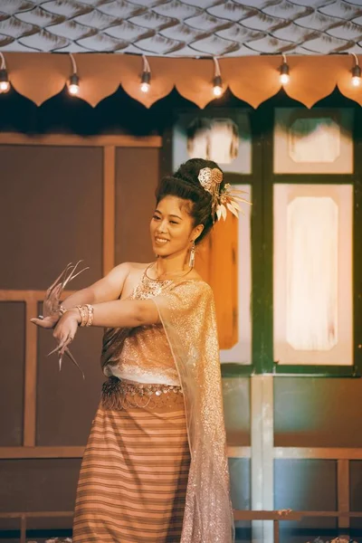 中央タイの古典的なダンス スーツの女性は プラットフォーム上の伝統的な踊りのパターンを示しています — ストック写真