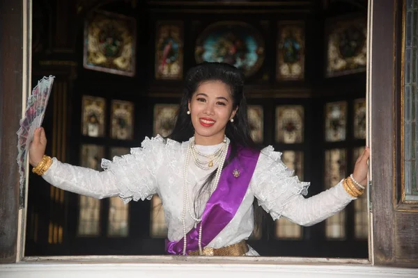 Señora Bonita Cara Sonriente Traje Tailandés Clásico Vestido Tailandés Medio — Foto de Stock