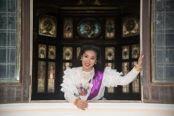 Señora Bonita Cara Sonriente Traje Tailandés Clásico Vestido Tailandés Medio — Foto de Stock