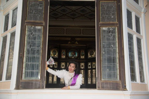 Jolie Dame Visage Souriant Costume Traditionnel Thaïlandais Moyen Thaï Classique — Photo