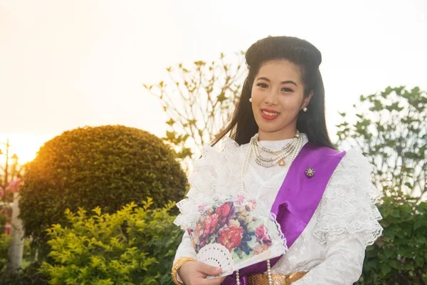 Vackra Smiley Ansikte Damen Mitten Thailändsk Klassisk Thailändsk Traditionell Klänning — Stockfoto