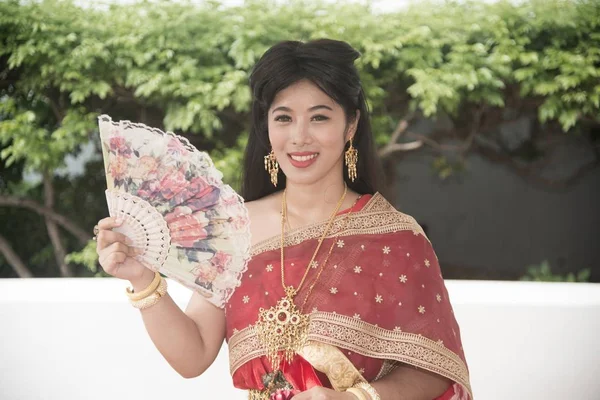 Vrij Thaise Dame Midden Thaise Klassieke Traditionele Jurken Passen Pose — Stockfoto