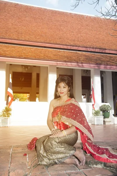 Vrij Thaise Dame Midden Thaise Klassieke Traditionele Kleding Pak Zitten — Stockfoto