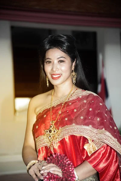 Ganska Thailändska Damen Mitten Thailändsk Klassisk Traditionell Klädsel Kostym Sitter — Stockfoto