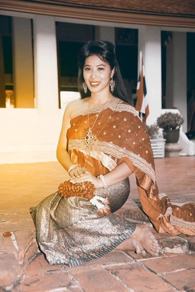 Vrij Thaise Dame Midden Thaise Klassieke Traditionele Kleding Pak Zitten — Stockfoto