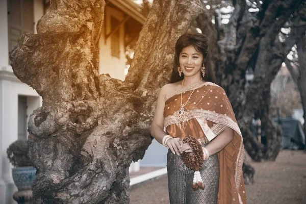 Jolie Dame Thaïlandaise Costume Traditionnel Thaïlandais Moyen Debout Tenir Guirlande — Photo