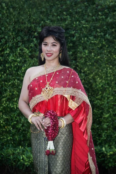 Bela Senhora Tailandesa Tailandês Médio Terno Vestido Tradicional Clássico Segurar — Fotografia de Stock