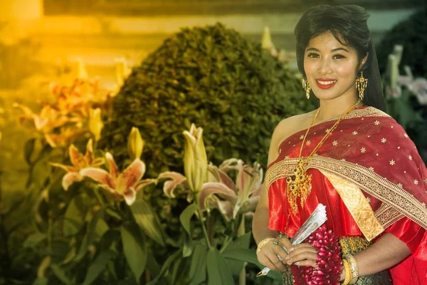 Vrij Thaise Dame Midden Thaise Klassieke Traditionele Kleding Pak Staande — Stockfoto