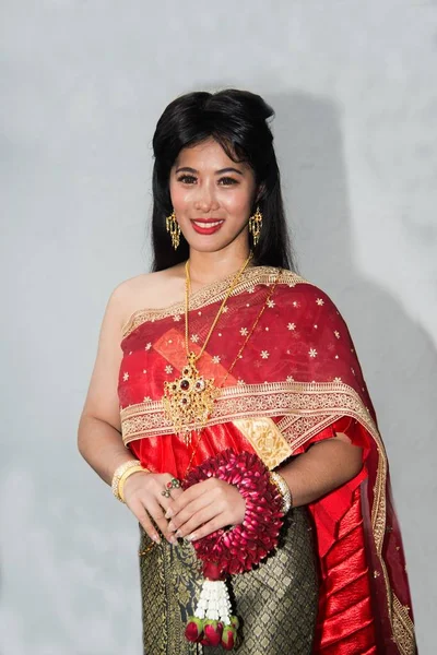 Sonriente Dama Tailandesa Bonita Traje Vestir Tradicional Clásico Tailandés Medio —  Fotos de Stock