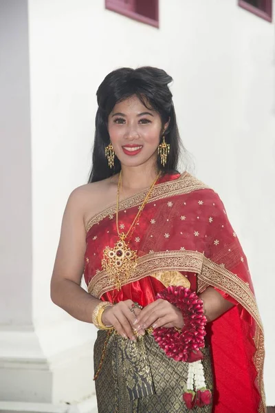 Jolie Dame Thaïlandaise Souriante Costume Traditionnel Thaïlandais Moyen Debout Tenir — Photo