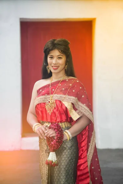 Την Όμορφη Ταϊλανδικό Κυρία Μέση Ταϊλάνδης Κλασική Παραδοσιακή Ενδυμασία Κοστούμι — Φωτογραφία Αρχείου