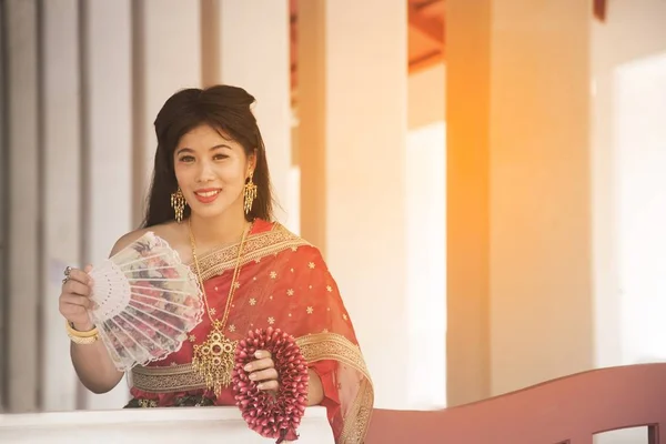 Όμορφη Ταϊλανδέζικη Κυρία Στη Μέση Ταϊλάνδης Κλασική Παραδοσιακή Ενδυμασία Κοστούμι — Φωτογραφία Αρχείου