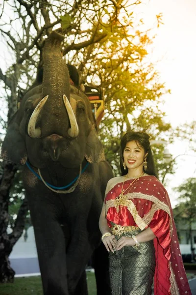 Senhora Tailandesa Bonita Tailandês Médio Clássico Terno Vestido Está Posando — Fotografia de Stock