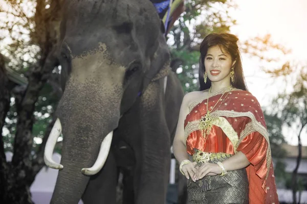 Jolie Dame Thaïlandaise Costume Traditionnel Traditionnel Thaïlandais Moyen Debout Pose — Photo