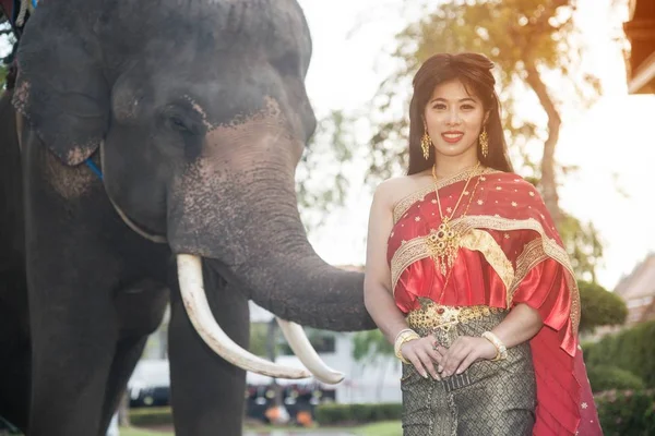 Jolie Dame Thaïlandaise Costume Traditionnel Traditionnel Thaïlandais Moyen Debout Pose — Photo