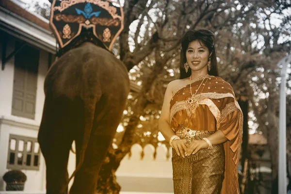 Όμορφη Ταϊλανδέζικη Κυρία Μέσης Ταϊλάνδης Κλασική Παραδοσιακή Ενδυμασία Κοστούμι Στέκεται — Φωτογραφία Αρχείου