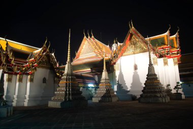 Dekore edilmiş doğal görünümü renkli havai fişek ve kiremit Stupa Pho (resmi Wat Phra Chetuphon Vimolmangklararm Rajwaramahaviharn adıdır) Bangkok, Tayland.