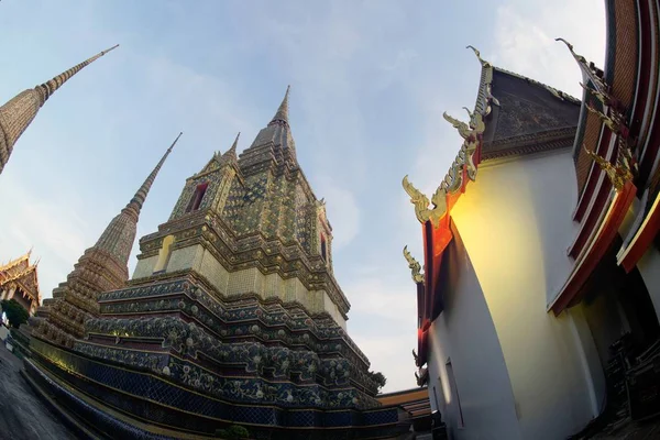バンコク タイのフォー 正式名称はワット Chetuphon Vimolmangklararm Rajwaramahaviharn で装飾された風光明媚なビュー カラフルな花火とタイルの仏舎利塔 — ストック写真