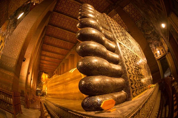 最大の涅槃仏は 1832 年に造られた仏の縁起の良いシンボルで足はバンコク タイのワットポー 正式名称はワット Chetuphon Vimolmangklararm Rajwaramahaviharn で涅槃に仏のエントリを表します — ストック写真