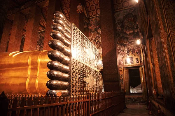 最大の涅槃仏は 1832 年に造られた仏の縁起の良いシンボルで足はバンコク タイのワットポー 正式名称はワット Chetuphon Vimolmangklararm Rajwaramahaviharn で涅槃に仏のエントリを表します — ストック写真