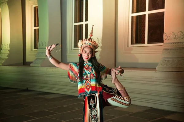 古典的なタイの曲のきれいなタイ女性 Monohra はタイ南部で発生した舞踊劇の一種です — ストック写真