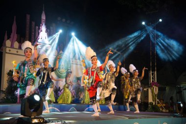 Bangkok, Tayland-22 Kasım 2018: tanımlanamayan Tay dansçı Tay geleneksel dramatik performans gösteri platformunda Loy Kratong Festivali Wat Rajadhiwas Viharn Bangkok, Tayland, dans. 