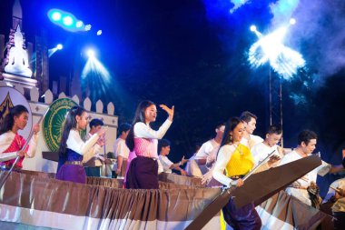 Bangkok, Tayland-22 Kasım 2018: tanımlanamayan Tay dansçı geleneksel tekne Loy Kratong Festivali Wat Rajadhiwas Viharn Bangkok, Tayland, platformda dans gösteri yarışı. 