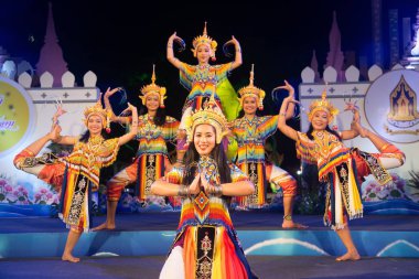 Bangkok, Tayland-22 Kasım 2018: tanımlanamayan Tay oldukça içinde klasik Tay nağme Wat Rajadhiwas Viharn Bangkok şehir, Tayland Loykratong festivalinde de platform üzerinde gösteri dans Monohra. 