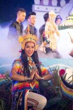 Bangkok, Tayland-22 Kasım 2018: tanımlanamayan Tay oldukça içinde klasik Tay nağme Wat Rajadhiwas Viharn Bangkok şehir, Tayland Loykratong festivalinde de platform üzerinde gösteri dans Monohra. 